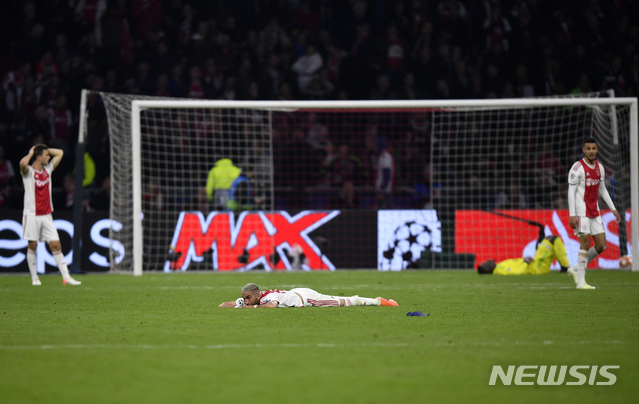 【암스테르담=AP/뉴시스】토트넘이 9일 오전 4시(한국시간) 네덜란드 암스테르담의 요한 크루이프 아레나에서 열린 아약스(네덜란드)와의 2018~2019 UEFA 챔피언스리그 4강 2차전에서 0-2로 뒤지다가 루카스 모우라의 해트트릭을 앞세워 3-2 역전승을 거뒀다. 1·2차전 합계에서 3-3으로 비겼지만 원정 다득점 원칙에 따라 토트넘이 결승에 올랐다. 다잡았던 결승행 티켓을 놓친 아약스 선수들이 아쉬워하고 있다. 