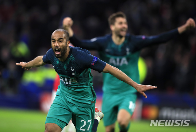 【암스테르담=AP/뉴시스】토트넘이 9일 오전 4시(한국시간) 네덜란드 암스테르담의 요한 크루이프 아레나에서 열린 아약스(네덜란드)와의 2018~2019 UEFA 챔피언스리그 4강 2차전에서 0-2로 뒤지다가 루카스 모우라의 해트트릭을 앞세워 3-2 역전승을 거뒀다. 1·2차전 합계에서 3-3으로 비겼지만 원정 다득점 원칙에 따라 토트넘이 결승에 올랐다. 창단 이후 첫 챔피언스리그 결승 진출이다. 모우라가 기쁨을 만끽하고 있다. 