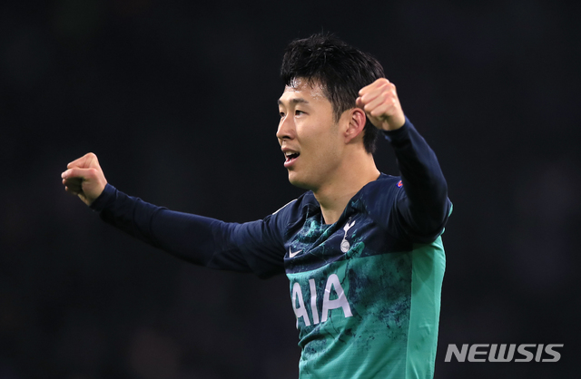 【암스테르담=AP/뉴시스】토트넘 손흥민이 8일(현지시간) 네덜란드 암스테르담의 요한 크루이프 아레나에서 열린 2018-19 유럽축구연맹(UEFA) 챔피언스리그 아약스와의 4강 2차전을 승리로 마치고 기뻐하고 있다.&nbsp; 토트넘은 전반 0-2로 끌려가며 패색이 짙었으나 후반에 모우라의 해트트릭이 터지면서 아약스에 3-2로 이겨 극적으로 결승에 올랐다. 2019.05.09.