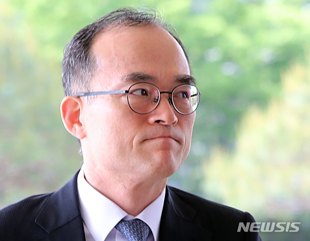 【서울=뉴시스】이영환 기자 = 문무일 검찰총장이 지난 9일 오전 서울 서초구 대검찰청으로 출근하고 있다. 2019.05.09. 20hwan@newsis.com