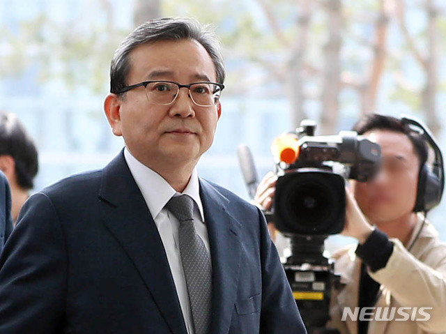 【서울=뉴시스】추상철 기자 = 김학의 전 법무부 차관이 9일 오전 서울 송파구 서울동부지방검찰청에서 '뇌물수수와 성범죄 의혹'과 관련 피의자 신분 조사를 받기 위해 검찰로 들어서고 있다. 2019.05.09.&nbsp; scchoo@newsis.com 