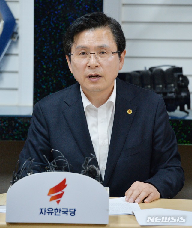 【울산=뉴시스】배병수 기자 = 9일 오전 울산 북구 매곡산업단지 내 (주)한국몰드 회의실에서 자유한국당 최고위원회의에서 황교안 당대표가 인사말을 하고 있다. 2019.05.09.&nbsp; bbs@newsis.com. 