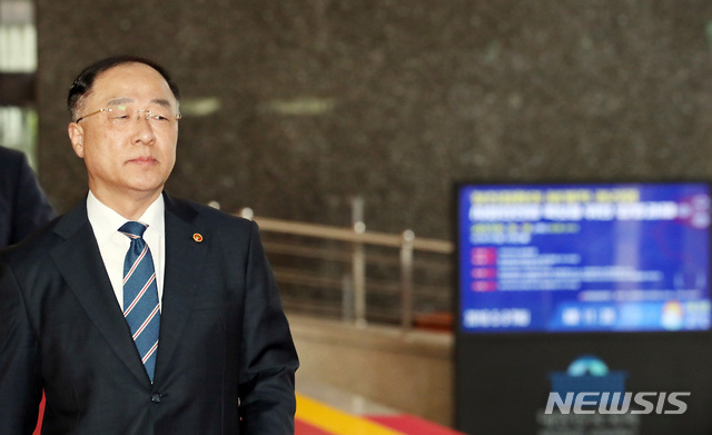 【서울=뉴시스】이종철 기자 = 국회에 계류 중인 추경안과 주요 민생·경제법안들이 하루라도 빨리 통과되기를 바라는 홍남기 부총리 겸 기획재정부 장관이 9일 오전 서울 여의도 국회에서 민주당 이인영 원내대표를 예방하기 위해 이동하고 있다. 2019.05.09.&nbsp; jc4321@newsis.com
