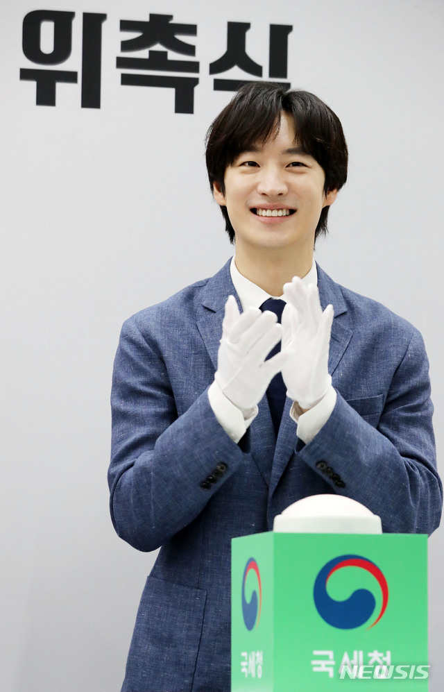 【서울=뉴시스】박주성 기자 = 9일 오전 서울 중구 서울지방국세청에서 열린 '2019 국세청 홍보대사 위촉식'에서 배우 이제훈이 퍼포먼스를 마친 후 박수를 치고 있다. 이날 배우 이제훈과 홍보대사로 함께 위촉된 배우 서현진은 건강상의 이유로 불참했다. 2019.05.09. park7691@newsis.com