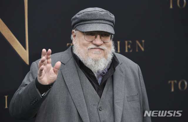 【로스앤젤레스=AP/뉴시스】미국 소설가 조지 R.R.마틴은 16일(현지시간) 자신의 웹사이트에 미국 인기 드라마 '황좌의 게임' 속편 제작 사실을 확인했다. 마틴이 5월8일 미국 로스앤젤레스에서 열린 영화 '톨킨' 시사회에서 참석해 관객에서 손 흔들며 인사하고 있다. 2019.09.18