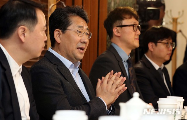 【서울=뉴시스】박양우 문화체육관광부 장관이 9일 경기도 성남시 분당구의 한 식당에서 게임업계 대표들을 만나 간담회를 갖고 게임산업에 대한 의견을 나누고 있다. 2019.05.09. (사진=문화체육관광부 제공) photo@newsis.com