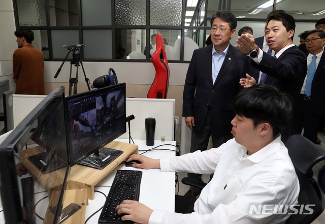 【서울=뉴시스】박양우 문화체육관광부 장관이 9일 경기도 성남시 분당구 실감형게임 개발업체 리얼리티매직을 방문해 사무실을 둘러보고 있다. 2019.05.09. (사진=문화체육관광부 제공) photo@newsis.com