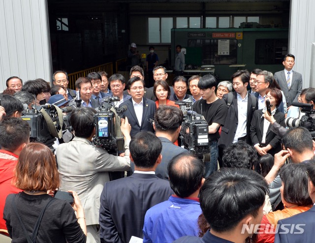 【울산=뉴시스】배병수 기자 = 황교안 자유한국당 당대표는 9일 오전 울산 북구 매곡산업단지 내 (주)한국몰드 공장내부를 둘러본 뒤 기자회견을 하고 있다. 2019.05.09.&nbsp; bbs@newsis.com. 