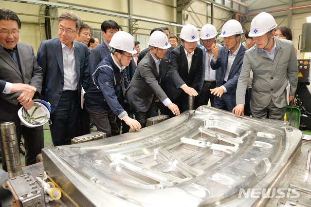 【울산=뉴시스】배병수 기자 = 황교안 자유한국당 당대표는 9일 오전 울산 북구 매곡산업단지 내 (주)한국몰드 공장내부를 둘러보고 관계자로부터 제품설명을 듣고 있다. 2019.05.09.&nbsp; bbs@newsis.com.