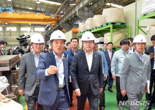 【울산=뉴시스】배병수 기자 = 황교안 자유한국당 당대표는 9일 오전 울산 북구 매곡산업단지 내 (주)한국몰드 공장내부를 둘러보고 있다. 2019.05.09.&nbsp; bbs@newsis.com. 
