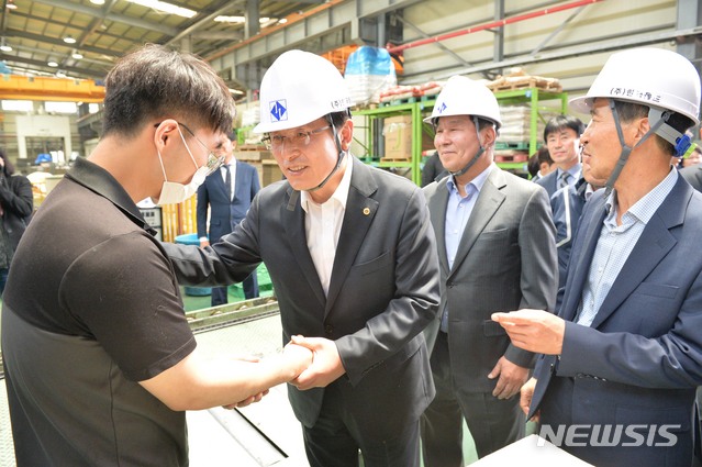 【울산=뉴시스】배병수 기자 = 황교안 자유한국당 당대표는 9일 오전 울산 북구 매곡산업단지 내 (주)한국몰드 공장내부를 둘러본 뒤 직원을 격려 하고 있다. 2019.05.09.  bbs@newsis.com.