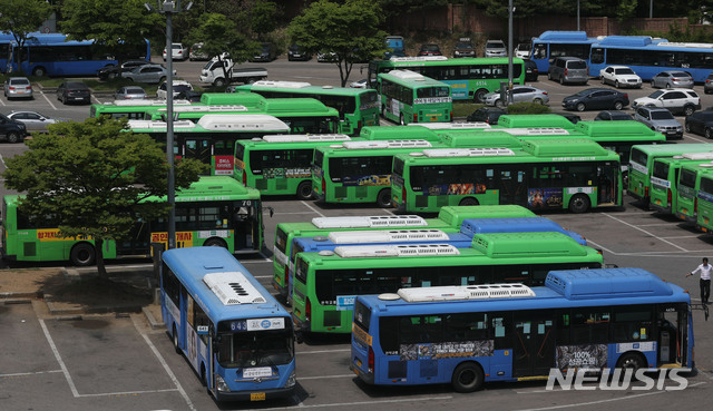 【서울=뉴시스】홍효식 기자 = 주 52시간 근무제 도입 관련 서울시버스노조의 파업 찬반 투표가 실시된 9일 서울 양천구 양천공영차고지에서 버스들이 주차돼있다.&nbsp; 한편, 투표 결과는 이날 오후 6시께 공개되며, 파업이 의결될 경우 오는 15일 서울 시내버스 전체 노선 운행이 중단된다. 2019.05.09.&nbsp; yesphoto@newsis.com