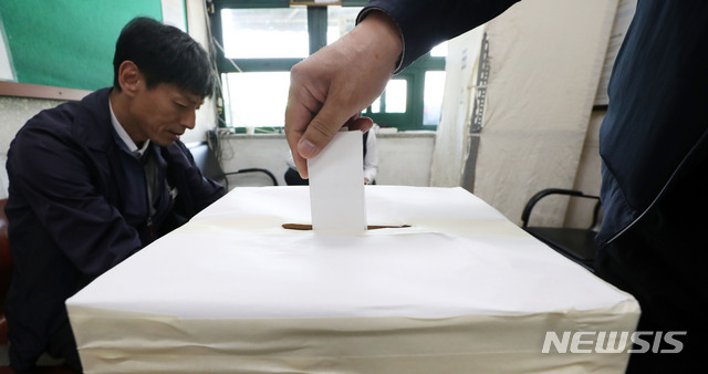 【서울=뉴시스】홍효식 기자 = 주 52시간 근무제 도입 관련 서울시버스노조의 파업 찬반 투표가 실시된 9일 서울 양천구 양천공영차고지에서 버스 기사들이 투표하고 있다. 한편, 투표 결과는 이날 오후 6시께 공개되며, 파업이 의결될 경우 오는 15일 서울 시내버스 전체 노선 운행이 중단된다. 2019.05.09. yesphoto@newsis.com