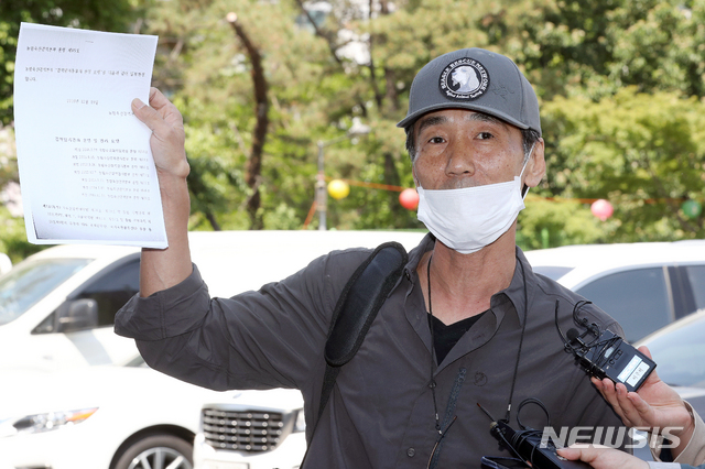 【서울=뉴시스】김병문 기자 = 유영재 비글구조네트워크 대표가 9일 오후 서울 관악경찰서에서 서울대 수의대 이병천 교수의 복제견 메이 학대 관련 고발인 조사에 앞서 기자회견을 하고 있다. 2019.05.09. dadazon@newsis.com