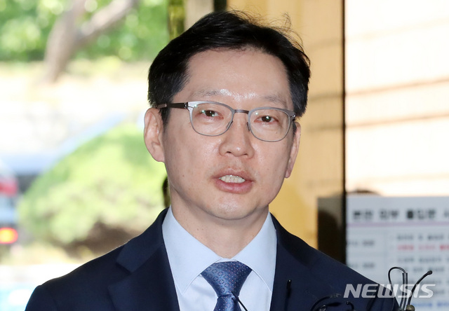 【서울=뉴시스】이영환 기자 = '드루킹 댓글 조작'의혹 김경수 경남도지사가 지난 9일 오후 서울 서초구 서울중앙지방법원에서 열린 항소심 4차 공판에 출석하며 취재진의 질문에 답하고 있다. 2019.05.09. 20hwan@newsis.com