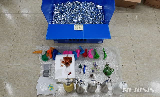 광주지검 강력부(부장검사 김호삼)는 이른바 해피벌룬 등을 흡입한 혐의로 5명을 구속기소하고, 마약류인 엑스터시를 판매한 혐의로 1명을 구속 수사중이라고 9일 밝혔다. 사진은 압수한 해피벌룬 도구들. 2019.05.09. (사진 제공 = 광주지검 강력부) persevere9@newsis.com 
