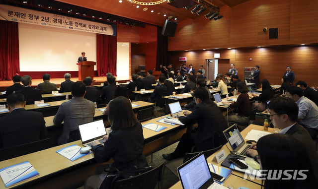【서울=뉴시스】최진석 기자 = 지난해 '문재인 정부 2년, 경제·노동 정책의 성과와 과제' 주제로 열린 정책 토론회 모습. 2019.05.09. myjs@newsis.com