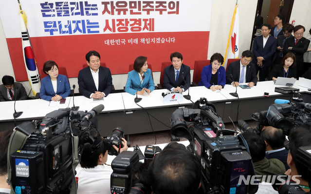 【서울=뉴시스】 박영태 기자 = 나경원 자유한국당 원내대표가 9일 오후 서울 여의도 국회 자유한국당 원내대표실에서 이인영 더불어민주당 신임 원내대표를 만나 이야기를 나누고 있다. 2019.05.09.&nbsp; since1999@newsis.com