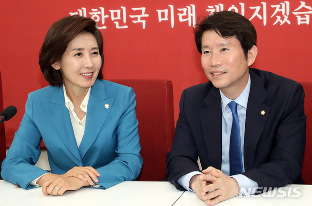 【서울=뉴시스】 박영태 기자 = 나경원 자유한국당 원내대표가 9일 오후 서울 여의도 국회 자유한국당 원내대표실에서 이인영 더불어민주당 신임 원내대표를 만나 이야기를 나누고 있다. 2019.05.09.&nbsp; since1999@newsis.com