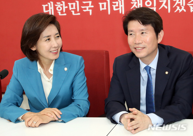 【서울=뉴시스】 박영태 기자 = 나경원 자유한국당 원내대표가 9일 오후 서울 여의도 국회 자유한국당 원내대표실에서 이인영 더불어민주당 신임 원내대표를 만나 이야기를 나누고 있다. 2019.05.09.&nbsp; since1999@newsis.com