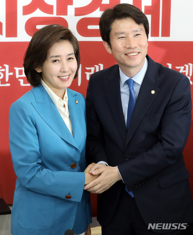 【서울=뉴시스】 박영태 기자 = 나경원 자유한국당 원내대표가 9일 오후 서울 여의도 국회 자유한국당 원내대표실에서 이인영 더불어민주당 신임 원내대표를 만나 악수하고 있다. 2019.05.09.&nbsp; since1999@newsis.com