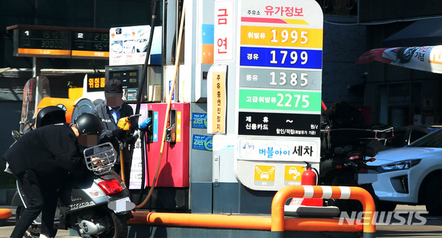 【서울=뉴시스】추상철 기자 = 유류세 인하폭이 축소된 후 서울 휘발유 평균가격이 1600원을 돌파했다. 9일 오후 서울 도심 주유소에서 고객이 기름을 넣고 있다. 2019.05.09. scchoo@newsis.com