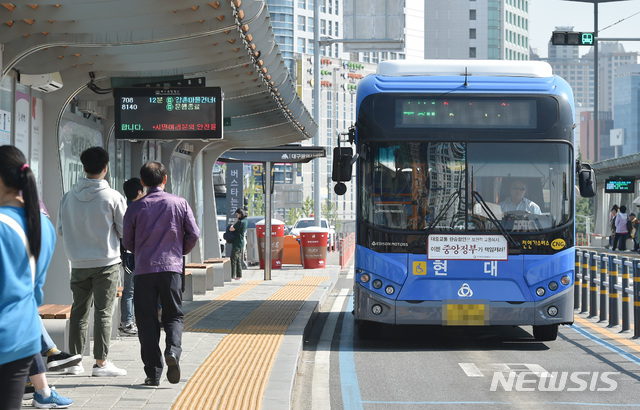 【대구=뉴시스】우종록 기자 = 지난 9일 오후 대구 동구 신암동 동대구역 앞 한 시내버스가 전면에 '교통복지, 중앙정부가 책임져라'는 문구를 부착해 운행하고 있다. 2019.05.09. wjr@newsis.com