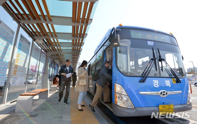 【대구=뉴시스】시내버스 정류장에서 시민들이 버스에 탑승하고 있다. 뉴시스DB. 2021.11.30. photo@newsis.com