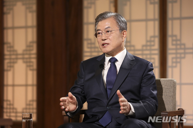 【서울=뉴시스】전신 기자 = 문재인 대통령이 9일 오후 청와대 상춘재에서 열린 문재인 정부 2년 특집 대담 '대통령에게 묻는다'에서 사회자의 질문에 답변하고 있다. 2019.05.09. (사진=청와대 제공)&nbsp; photo@newsis.com