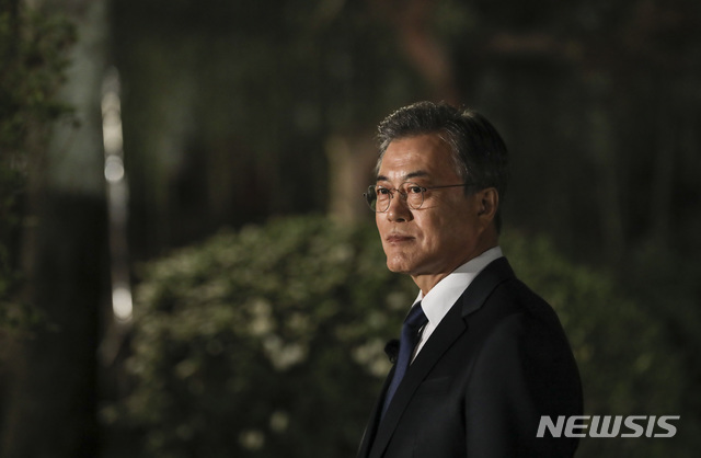 【서울=뉴시스】전신 기자 = 문재인 대통령이 9일 오후 청와대 상춘재에서 열린 문재인 정부 2년 특집 대담 ‘대통령에게 묻는다’ 출연에 앞서 사회자를 기다리고 있다. 2019.05.09. (사진=청와대 제공)&nbsp; photo@newsis.com