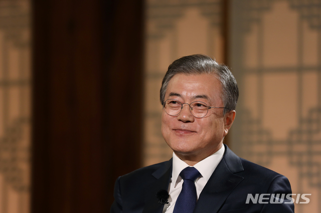 【서울=뉴시스】전신 기자 = 문재인 대통령이 9일 오후 청와대 상춘재에서 열린 문재인 정부 2년 특집 대담 ‘대통령에게 묻는다’에서 사회자의 질문에 답변하고 있다. 2019.05.09. (사진=청와대 제공)&nbsp; photo@newsis.com