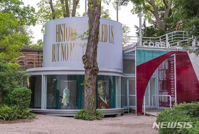 【베니스=뉴시스】박현주 미술전문기자= 9일(현지 시간) 오후 3시 30분 이탈리아 베니스 자르디니 공원에서 2019년 제58회 베니스비엔날레 국제 미술전 한국관 전시가 개막했다. 올해 한국관 제목은 '역사가 우리를 망쳐놨지만 그래도 상관없다(History Has Failed Us, but No Matter)'로 한국과 동아시아 근대화 역사와 현재를 다양한 각도에서 젠더 복합적 시각으로 선보이는 전시다. 한국관은 베니스 비엔날레 자르디니 공원안에 설치된 마지막 국가관으로, 가장 작은 전시장으로 불린다. 커미셔너인 한국문화예술위원회는 리모델링을 준비중이다.