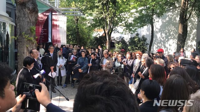 【베니스=뉴시스】박현주 미술전문기자= 9일 오후 3시 30분 이탈리 베니스 자르디니 공원에서 2019년 제58회 베니스비엔날레 국제미술전 한국관이 개막했다. 박종관 한국문화에술위원회 위원장이 한국관 공식 개막 인사말을 하고 있다.올해 한국관의 제목은 '역사가 우리를 망쳐놨지만 그래도 상관없다(History Has Failed Us, but No Matter)'로 김현진 예술감독(KADIST 아시아 지역 수석 큐레이터)이 전시를 총괄하며 남화연, 정은영, 제인 진 카이젠(Jane Jin Kaisen) 등 세 작가가 대표 작가로 참여했다. 한국관 전시는 커미셔너인 한국문화예술위원회와 현대자동차, 매일유업 등 다수 기업의 후원으로 열렸다.