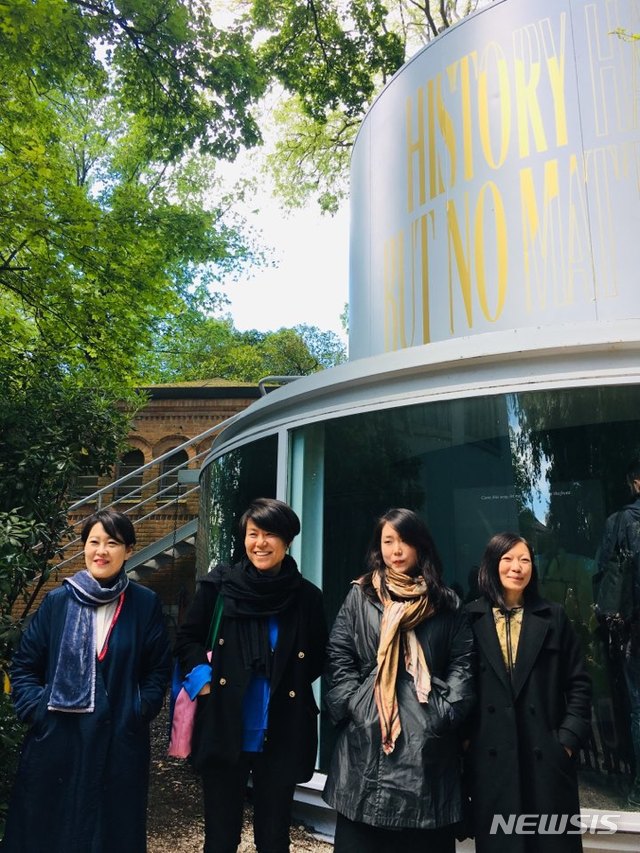 【베니스=뉴시스】박현주 미술전문기자= 9일 이탈리아 베니스 자르디니 공원에서 개막한 2019년 제58회 베니스비엔날레 국제미술전 한국관 앞에서 김현진 예술감독(KADIST 아시아 지역 수석 큐레이터-맨왼쪽)과 정은영(왼쪽 두번째 ), 남화연(가운데) 제인 진 카이젠(Jane Jin Kaisen) 작가가 포즈를 취했다. 1995년 한국관 개관 이후 처음으로 여성 감독에 의한 여성작가 3명이 참여, 주목을 받고 있다. '역사가 우리를 망쳐놨지만 그래도 상관없다(History Has Failed Us, but No Matter)'를 타이틀로 한지붕 세가족 같은 다양한 비디오 서사를 펼쳐냈다. 작가 3명은 춤, 안무, 소리, 리듬, 제례의식 등 다양한 퍼포먼스적 요소들과 이를 뒷받침하는 섬세한 시청각적 구현이 돋보이는 전시를 선보여 유럽 관람객들의 눈길을 사로잡고 있다. 2019년도 한국관 전시는 커미셔너인 한국문화예술위원회(위원장 박종관)와 현대자동차, 매일유업 등 다수 기업의 후원으로 진행됐다.전시는 11월24일까지 이어진다.hyun@newsis.com