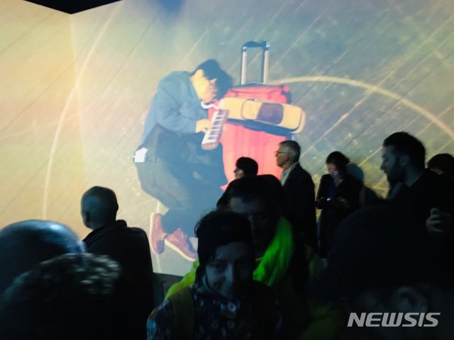 【베니스=뉴시스】박현주 미술전문기자= 한국관에 선보인 정은영의 전시장은 전자음악클럽처럼 들썩인다. 여성국극 쇠퇴기에 설자리를 잃은 2세대 여성국극 배우인 이등우의 남역연기를 기록하면서 동시에 현대 퀴어공연의 계보를 잇는 서로 다른 4인의 퍼포머를 소환, 움직이는 신체와 소리, 빛의 향연이 촉발하는 오디오 비주얼 환경 안으로 관객을 이끈다.