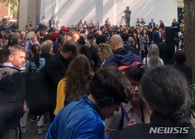 【베니스=뉴시스】박현주 미술전문기자= 9일 오후 3시 30분 이탈리 베니스 자르디니 공원에서 2019년 제58회 베니스비엔날레 국제미술전 한국관이 개막했다. 이날 개막식에는 유명 큐레이터, 미술관장, 평론가들이 잇따라 방문, 대기줄이 설정도로 북새통을 이뤘다.hyun@newsis.com