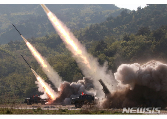 【서울=뉴시스】조선중앙통신은 지난 9일 김정은 국무위원장이 조선인민군 전연(전방) 및 서부전선방어부대들의 화력타격훈련을 지도했다고 밝혔다. 사진은 240㎜ 방사포. 2019.05.10. (사진=노동신문) photo@newsis.com