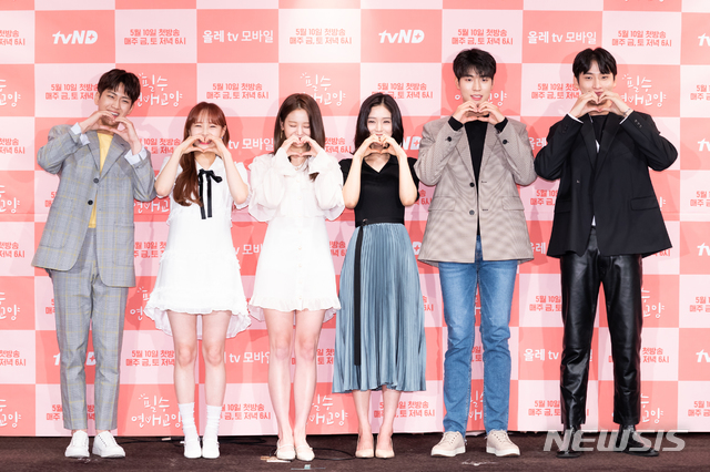 왼쪽부터 김민철, 츄, 장규리, 오세영, 박서함, 김동규