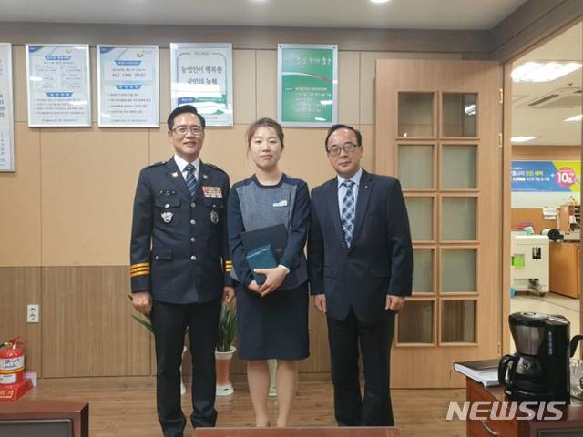 【창원=뉴시스】김미남(가운데) NH농협은행 사파동지점 과장, 보이스피싱 예방 감사패 수여. 2019.05.10. (사진=경남농협 제공) photo@newsis.com