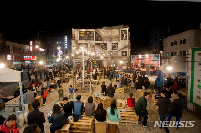 【오산=뉴시스】 오산 오색시장 빨간길 일대에서 펼쳐진 야맥축제 모습. (사진 = 오산시 제공)