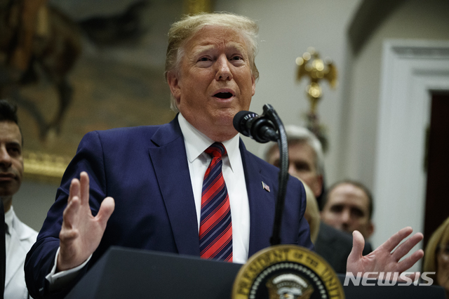 【워싱턴=AP/뉴시스】도널드 트럼프 미국 대통령이 9일(현지시간) 백악관 루즈벨트 룸에서 병원비에 대한 의견을 밝히고 있다. 트럼프 대통령은 이날 이란 지도자들과의 대화에 마음이 열려 있다고 밝혔다. 2019.05.10&nbsp; 