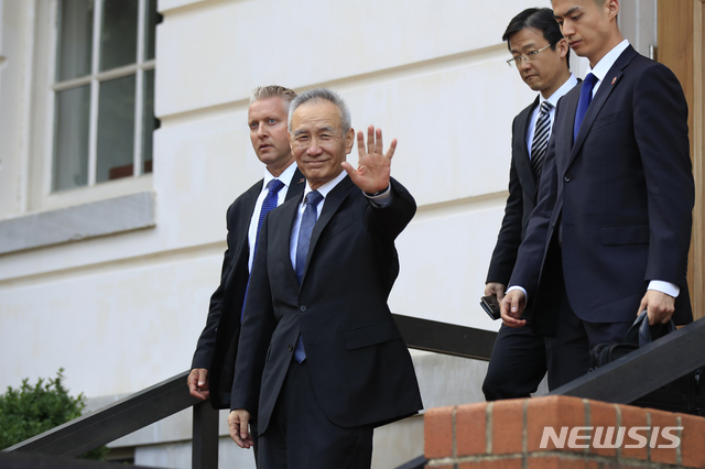 【워싱턴=AP/뉴시스】9일(현지시간) 미중 무역협상 중국 측 대표인 류허(劉鶴) 중국 부총리가 수행 요원들과 함께 워싱턴의 미국 무역대표부(USTR) 본부를 떠나면서 취재진을 향해 손을 흔들고 있다. 류 부총리는 "관세 부과는 해결책이 아니며, 이번에 성의를 갖고 미국을 방문했다"고 밝혔다. 2019.05.10 