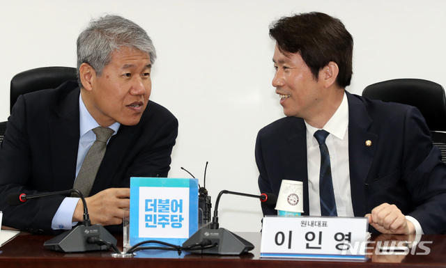 【서울=뉴시스】 박영태 기자 = 10일 오전 서울 여의도 국회 의원회관에서 열린 제3차 당정청 을지로 민생현안회의에서 이인영 원내대표가 김수현 청와대 정책실장과 이야기를 나누고 있다. 2019.05.10.&nbsp; since1999@newsis.com