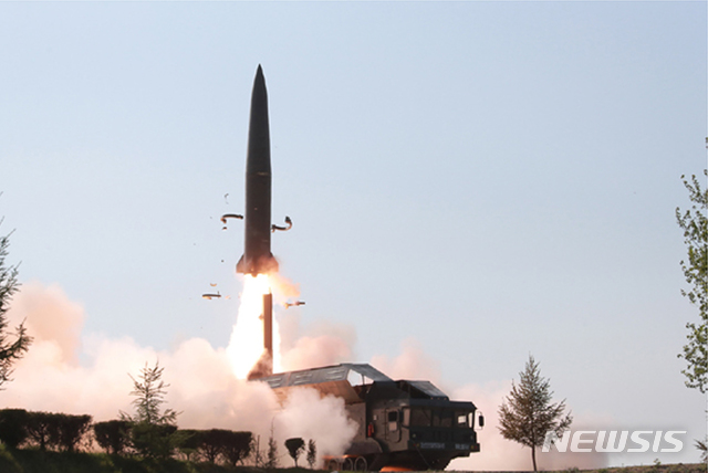 【서울=뉴시스】북한 노동신문은 김정은 국무위원장이 지난 9일 조선인민군 전연 및 서부전선방어부대들의 화력타격훈련을 지도했다고 10일 보도했다. 2019.05.10. (출처=노동신문)&nbsp; photo@newsis.com