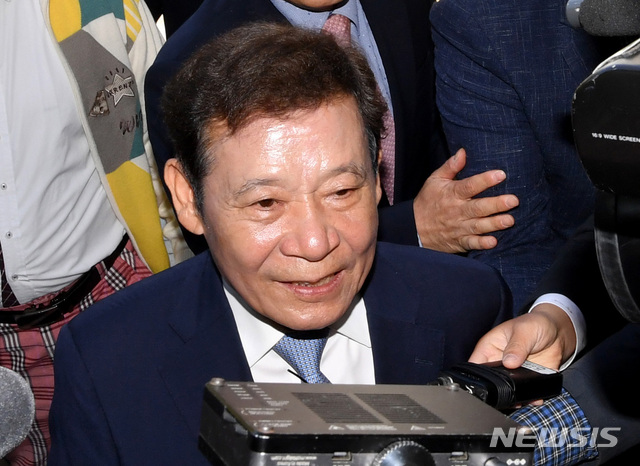 【광주=뉴시스】 신대희 기자 = 공직선거법 위반·업무방해 혐의를 받는 윤장현(70) 전 광주시장이 10일 광주지법 법정동으로 들어가고 있다. 이날 윤 전 시장의 선거법 위반 혐의에 대한 1심 선고가 내려진다. 2019.05.10. sdhdream@newsis.com