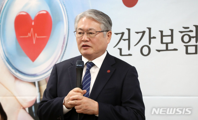 【고양=뉴시스】홍효식 기자 = 김용익 국민건강보험공단 이사장이 10일 오전 경기 고양시 일산동구 국민건강보험공단 일산병원에서 열린 더불어민주당 건강보험 보장성 강화를 위한 현장 최고위원회의에 참석해 모두발언을 하고 있다. 2019.05.10.&nbsp; yesphoto@newsis.com