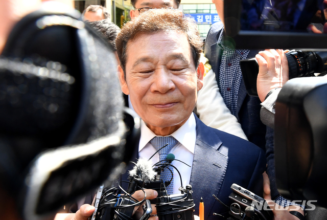 【광주=뉴시스】 신대희 기자 = 공직선거법 위반·업무방해 혐의를 받는 윤장현(70) 전 광주시장이 10일 광주지법 선고공판에서 징역형에 집행유예를 선고받은 뒤 법정동을 빠져나와 차량으로 이동하고 있다. 2019.05.10. sdhdream@newsis.com