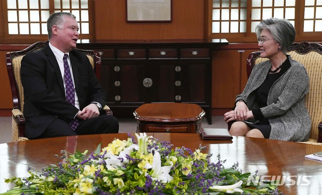 【서울=뉴시스】사진공동취재단 = 강경화(오른쪽) 외교부 장관이 10일 오전 서울 종로구 세종대로 정부서울청사에서 스티븐 비건 미국 국무부 대북정책특별대표의 예방을 받고 있다. 2019.05.10.&nbsp; photo@newsis.com 