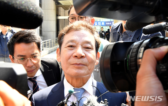 【광주=뉴시스】 신대희 기자 = 공직선거법 위반·업무방해 혐의를 받는 윤장현(70) 전 광주시장이 10일 광주지법 선고공판에서 징역형에 집행유예를 선고받은 뒤 법정동을 빠져나와 차량으로 이동하고 있다. 2019.05.10. sdhdream@newsis.com