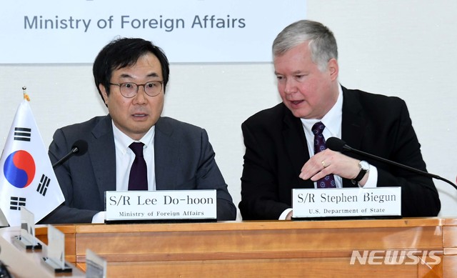 【서울=뉴시스】사진공동취재단 = 이도훈(왼쪽) 외교부 한반도평화교섭본부장과 스티브 비건 미국 국무부 대북정책특별대표가 지난달 17일 오전 서울 종로구 세종대로 외교부 청사에서 열린 한미 워킹그룹회의에서 대화하고 있다. 2019.06.17 photo@newsis.com